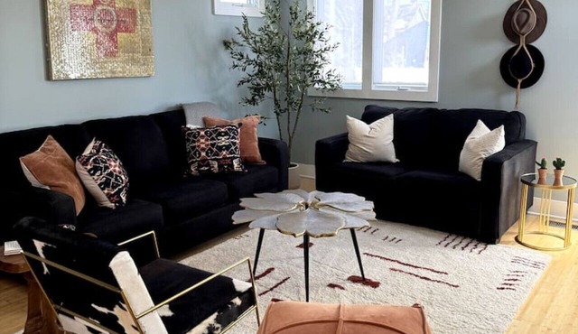 Pet friendly, 5 Min to Downtown, gated parking