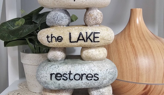 Pet Friendly ($50) 2b/1b Cottage with large yard just off the lake!