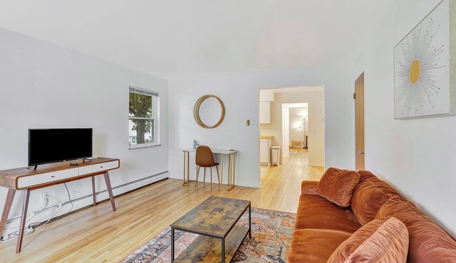 Pet Friendly, 6 miles to UCMC, 8 miles to Xavier, Perfect for Long Term Stays