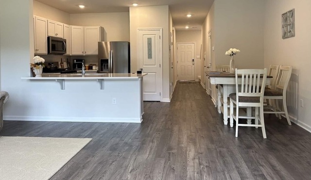 Pet-friendly, 6+ guest, events allowed 3bedroom, 2.5 bath,5 beds!!!!!!