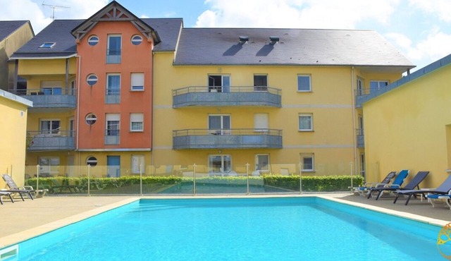 Pet-friendly Accommodation! Parking, Pool! Short Drive to Omaha Beach!