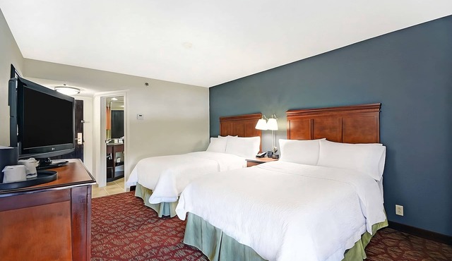 Pet-friendly Accommodation Near Classic Center Theater! Free Parking & Breakfast