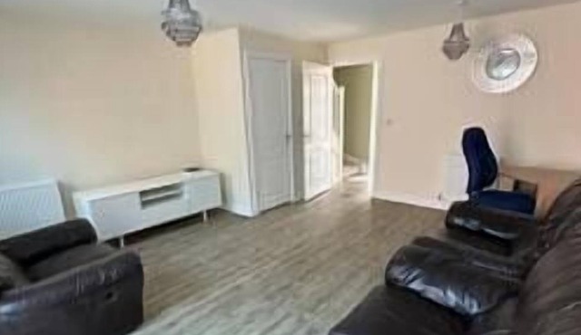 ★Pet friendly ★Allocated Parking for two cars ★Great transport links, close to m