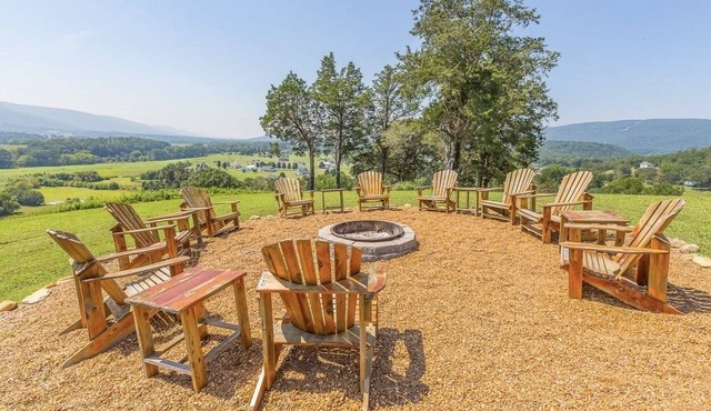 PET FRIENDLY! AMAZING FALL BREAK DEALS! POOL & HOT TUB WITH VIEWS! EV CHARGER