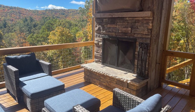 Pet friendly Amazing mountain paradise. Hot tub, fireplace, gym, game room !