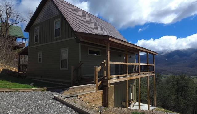 PET FRIENDLY! Amazing Mountain Views! Hot Tub, Pool Table, Gas grill, and quiet.