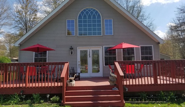 Pet friendly and charming chalet just 1/2 mile walk to Lake Pymatuning