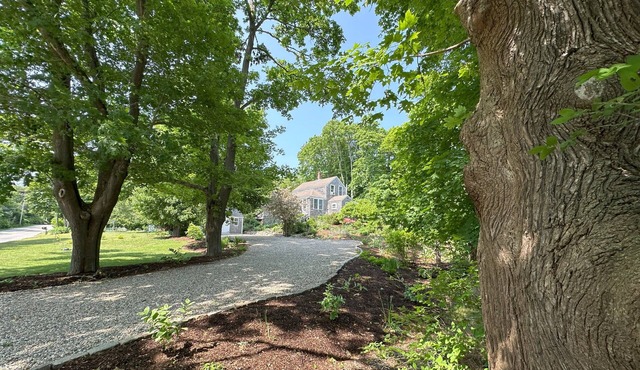 Pet Friendly and close to Paine's Creek Beach!