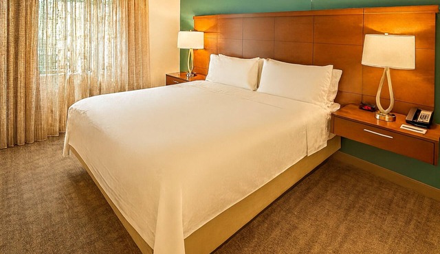 Pet-friendly and Modern 2BR Suite w/Kitchen! Outdoor Pool, FREE Breakfast!