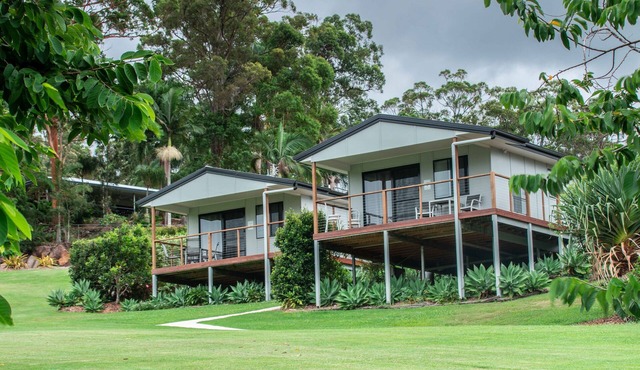 Pet friendly and private 9 hole golf course 12 minutes to surf beach