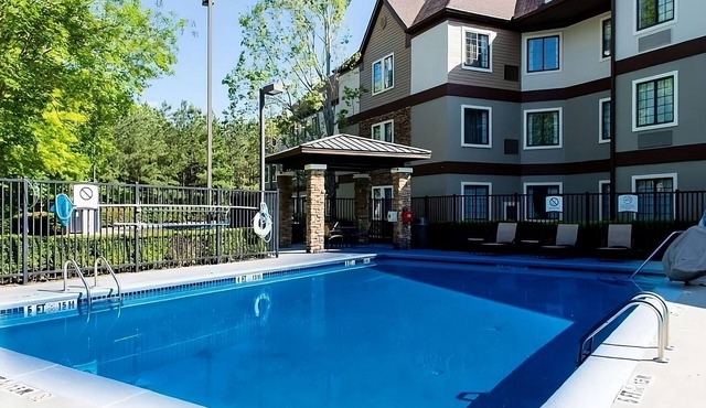 Pet-friendly and Spacious 2BR Suite with Kitchen! Free Breakfast, Pets Allowed!