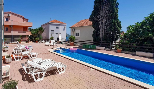 Pet friendly apartment in Okrug Gornji