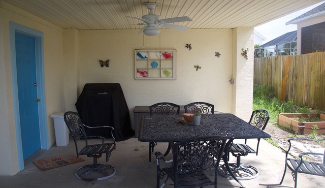 Pet Friendly Apartment- Walk To The Beach