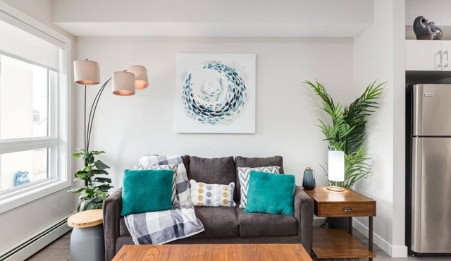 Pet Friendly Apartment w/Free Underground Parking & Sofa Bed