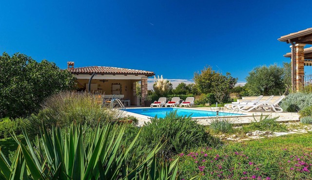 Pet friendly apartment in Porec