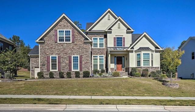 Pet-Friendly Apex Home ~10 Mi to Jordan Lake!