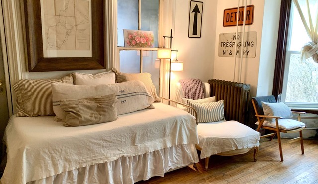 Pet Friendly Apt, Perfect Downtown Location, Walk To Cornell and IC & Everywhere
