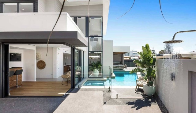 Pet friendly Luxury stay walk to beach & Heated Pool