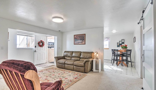 Pet-Friendly Aurora House w/Mountain Views!