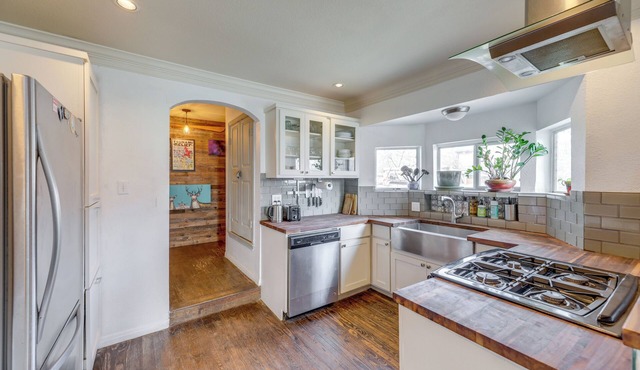 Pet-Friendly Austin Home w/Private Yard + Deck!