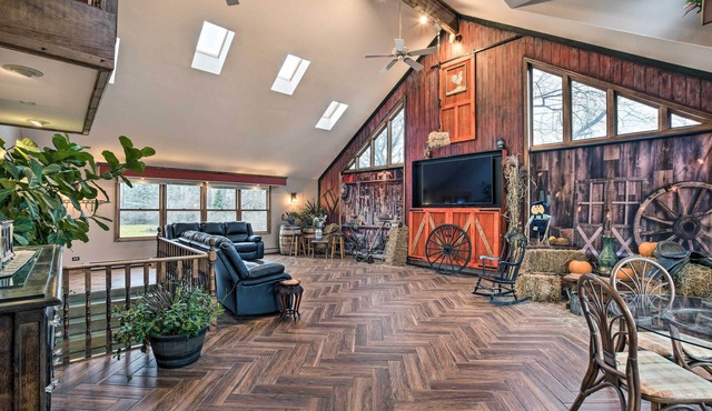 Pet-Friendly Bartlett Farmhouse w/Deck!