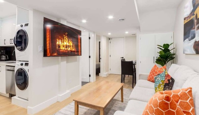 Pet Friendly Basement Suite w/3 Queen Beds