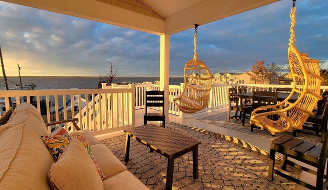 Pet Friendly. Bayfront. Salt water Pool. Private Bay Beach.