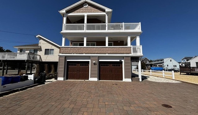 Pet Friendly, Bayside Surf City, Private yard, Pool, Elevator Roof Top Deck.