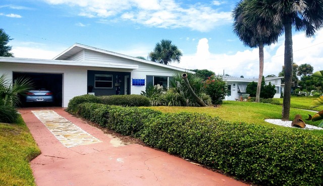 Pet Friendly Beachside Artist's Mid-Century Modern Bungalow