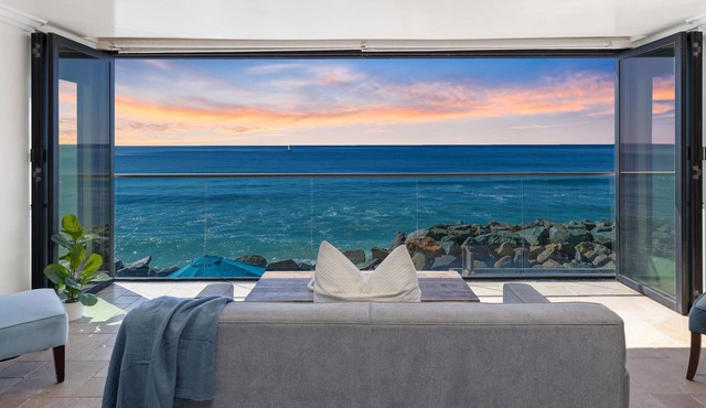 Pet Friendly Beachfront Retreat with a Spa P811-1