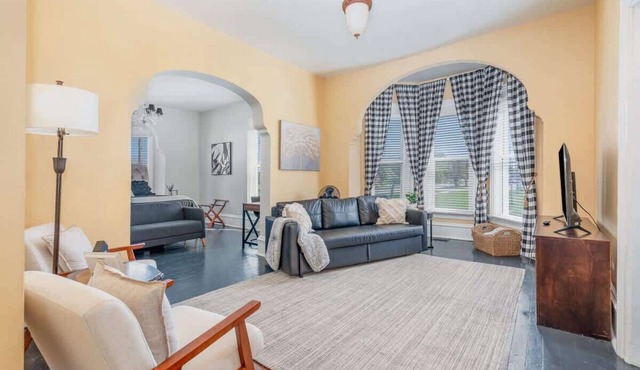 Pet friendly, Beautiful downstairs King bed/1bth charmer