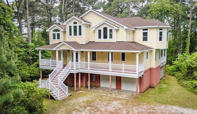 PET FRIENDLY-BEAUTIFUL APPOINTED HOME WITH BAY VIEWS AND PRIVATE COMMUNITY BEACH