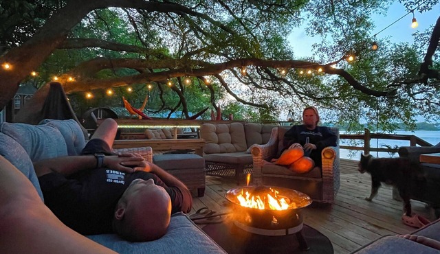 Pet friendly, beautiful lakefront property that sleeps up to 15 people