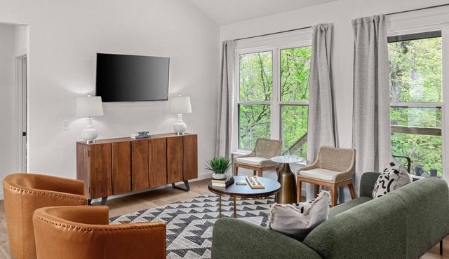 Pet-Friendly Bella Vista Home w/King Bed, Kitchen & Trail Access