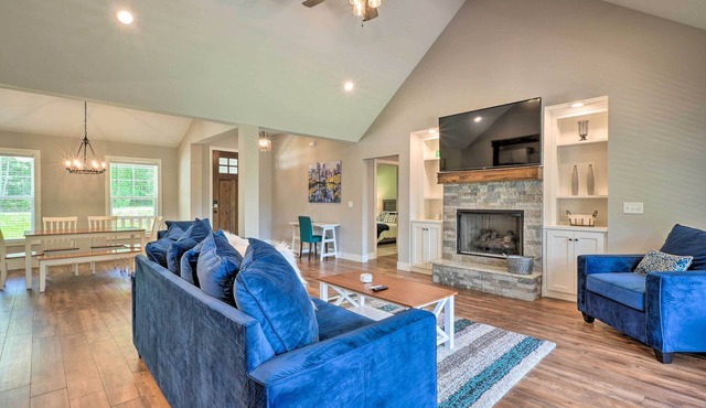 Pet-friendly Bella Vista Home w/ Deck + Yard!