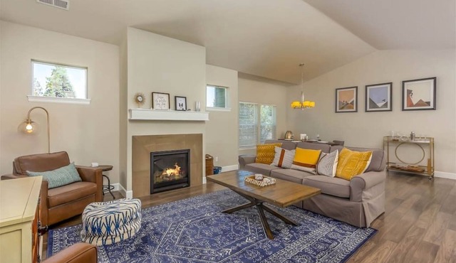 Pet-Friendly Bend Escape with Cozy Fireplace
