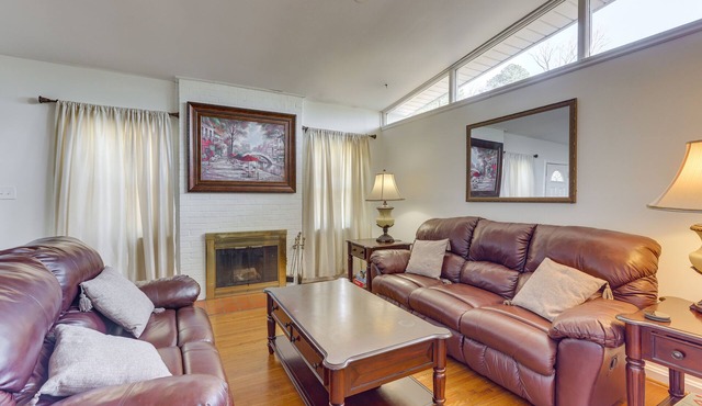 Pet-Friendly Birmingham Cottage w/Private Hot Tub