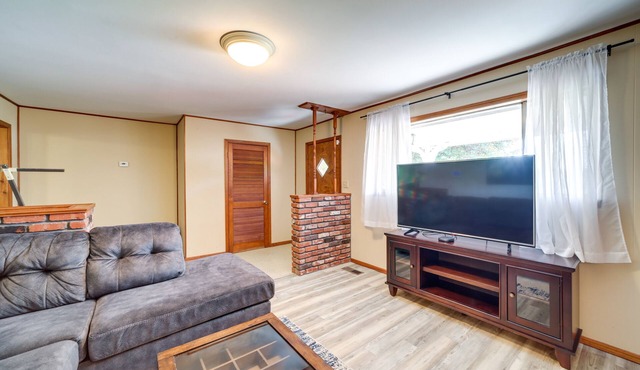 Pet-Friendly Bixby Getaway with Deck!