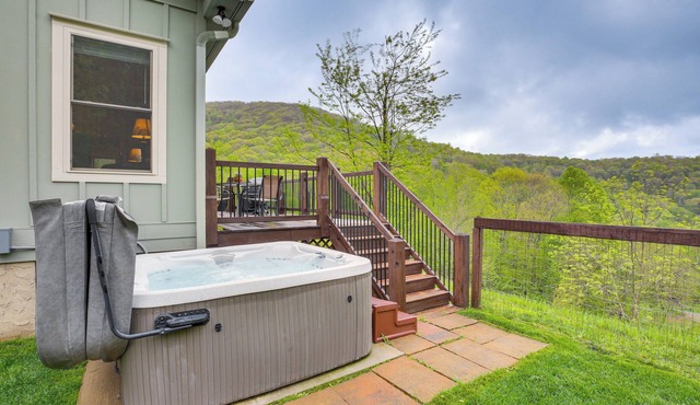 Pet-Friendly Boone Cabin w/Mtn Views & Hot Tub!