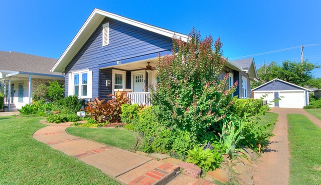 Pet-friendly boutique bungalow w/garage near UCO, downtown Edmond, and Route 66