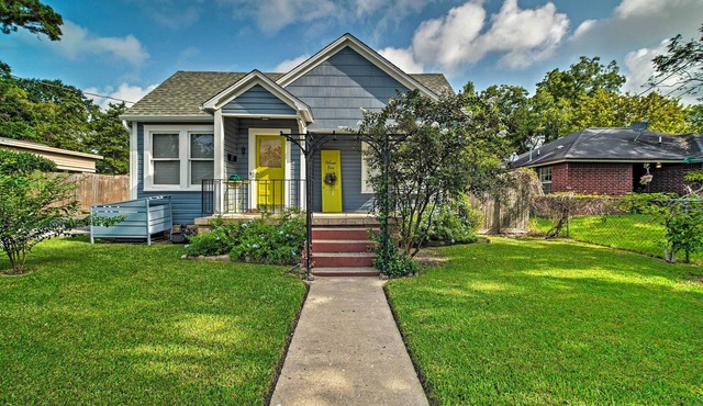Pet-Friendly Brenham Cottage w/Yard!