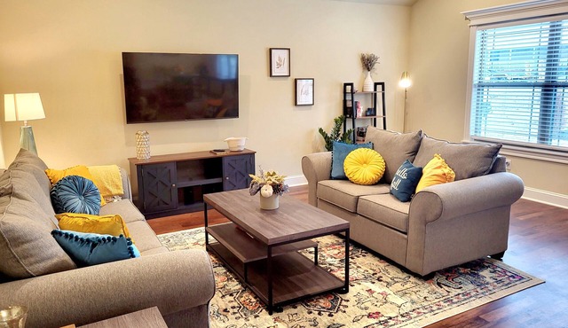Pet Friendly Bungalow close to Eureka Springs!