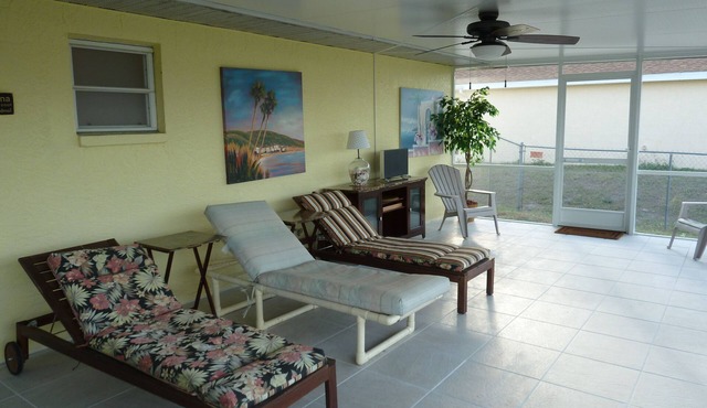 Pet friendly bungalow with huge lanai and fenced in yard on quiet cul-de-sac