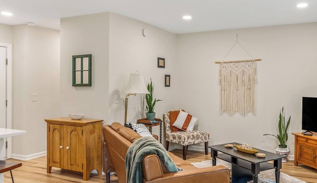 Pet-Friendly Bungalow Near Parris Island, Downtown Waterfront & Parks