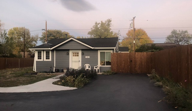 Pet friendly Bungalow. Close to Downtown and Mountains!