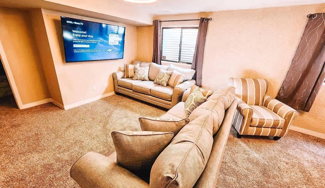 Pet Friendly/Cozy 4-bedroom home/3 King Beds/Mins to Airport
