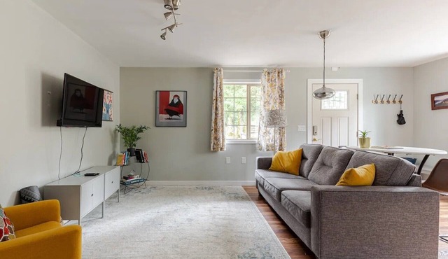 Pet Friendly Couples Getaway @ Beacon Rock+NoBo