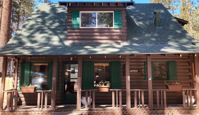 Pet Friendly Cabin, HotTub, Bikes, Kayaks, Gameroom, @ the Lake close to Skiing!