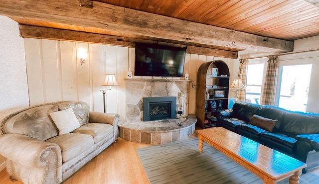 Pet Friendly 6 Bed Blue Mountain Cottage with Hot Tub Sleeps 14