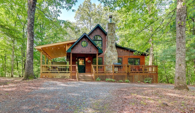 Pet-Friendly Cabin w/Hot Tub in Mineral Bluff!